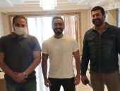 مسؤولو حى الدقى يتحفظون على معدات تصوير فيلم تامر حسنى.. ويلتقطون صورا مع النجم