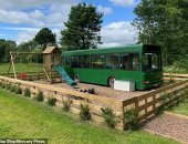 أسرة تحول 9 حافلات قديمة إلى بيوت للعطلات فى بريطانيا.. صور