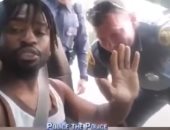 بعد عام من حدوثه.. الشرطة الأمريكية تحقق فى اعتداء شرطى على مواطن من أصل أفريقى.. فيديو وصور