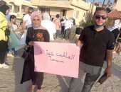 "كن نظيفا" مبادرة جمعت 30 شابا لينقذوا شاطئ العريش من مخلفات المصيفين