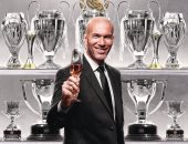 زيدان صانع التاريخ مع ريال مدريد بعد الفوز بالليجا.. مدرب الملكى قاهر ميسي ورفاقه.. زيزو يقترب من صدارة المدربين الأكثر تتويجاً بعد حصد لقب كل 19 مباراة.. راموس: كل ما يلمسه يتحول لذهب.. وبيريز: نعمة من السماء