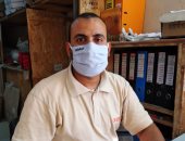 بالكمامة.. "محمد" يلتزم بالإجراءات الوقائية داخل مقر عمله