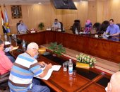 محافظ أسيوط يواصل اجتماعاته الدورية لمتابعة ملف تقنين الأراضى.. صور