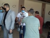 محافظ كفر الشيخ يضبط "شيش" بمقهى فى سيدى سالم.. فيديو وصور