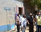 محافظ أسوان يتابع مشروعات ب 11 قرية بإستثمارات 82 مليون جنيه.. صور 