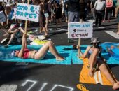 بالبكينى.. احتجاجات أمام منزل نتنياهو بالقدس للمطالبة بالاستقالة