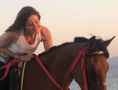 هيدى كرم تستعرض مهاراتها فى ركوب الخيل على شاطئ البحر (فيديو وصور)