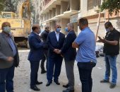 محافظ القاهرة يتفقد إزالة أعلى برج مخالف بعين شمس.. صور 