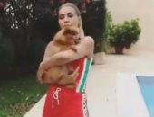 نوال الزغبي تلاعب كلبها على حمام السباحة.. فيديو