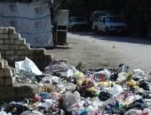 سيبها علينا.. شكوى من انتشار القمامة بقرية شروق ديرمواس بالمنيا
