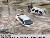 فيديو.. مياه الأمطار تحاصر السائقين داخل سياراتهم فى المكسيك