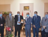 رئيس جامعة الزقازيق يبحث سبل التعاون مع وفد مكتبة مصر العامة