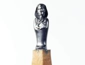 النحت على سن القلم.. "إبراهيم" يحول الأقلام الرصاص لتماثيل فرعونية.. صور