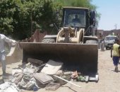 حملة مكبرة لإزالة الإشغالات ومراقبة الأسعار داخل أسواق مدينة أسوان