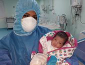 خروج طفلين من حضانة مستشفى الأقصر العام بعد ولادتهما لأمهات مصابة بكورونا