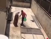 القصة الكاملة لاعتداء شاب فلسطينى على والدته بالضرب ورشها بالمياه.. فيديو