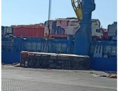 إنقلاب شاحنة بضائع على رصيف ميناء سفاجا بعد إنزالها من إحدى سفن الشحن