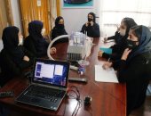صور.. فريق من البنات الأفغانيات يصمم جهازا رخيصا للتنفس لمرضى كورونا