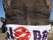 مسئولون بجنوب أفريقيا يضعون "كمامة" على تمثال مانديلا للتوعية بمخاطر كورونا