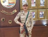 كلنا جيش مصر .."عمرو" من محافظة الجيزة يشارك صورته بالزى العسكرى