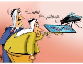كاريكاتير صحيفة إماراتية.. الذباب الإلكترونى مصدر الشائعات على مواقع التواصل