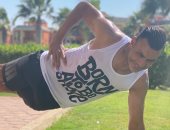 عصام الحضرى يستعرض لياقته فى تدريبات شاقة بحديقة منزله.. صور