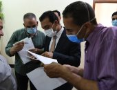 نائب محافظ قنا يتابع سير العمل بالمراكز التكنولوجية