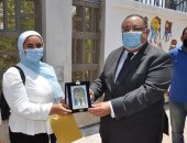 رئيس جامعة حلوان يكرم طلاب كلية التربية الفنية بعد تجميل سور الجامعة.. صور