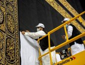 رفع كسوة الكعبة استعدادا لموسم الحج