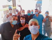 جيشنا الأبيض.. أبطال مستشفى العزل بالدمرداش يحتفلون بانخفاض أعداد مصابى كورونا