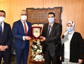 محافظ الفيوم يكرم محمد نادى ويهنئه بتولى منصب &quot;وكيل صحة المنيا&quot;