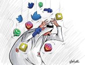 كاريكاتير صحيفة كويتية.. مواقع التواصل الاجتماعى تزيد الضغوط على المواطن