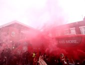 ليفربول ضد تشيلسي.. استقبال جماهيرى كبير لحافلة الريدز فى "أنفيلد" 