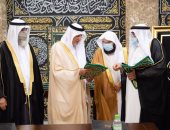 شئون الحرمين بالسعودية: أمير مكة المكرمة يسلم الكسوة لكبير سدنة الكعبة