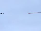 ليفربول ضد تشيلسي.. طائرة تحلق فوق آنفيلد لتهنئة الريدز بالبريميرليج