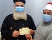 وسط ترحاب من المشايخ.. كاهن كنيسة بالشرقية يشترى صك أضحية العيد
