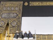 رفع كسوة الكعبة المشرفة ووضع الحواجز حولها استعدادا لموسم الحج.. صور
