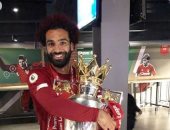 محمد صلاح محتضنا كأس الدوري الإنجليزي: الحلم أصبح حقيقة