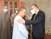 محافظ سوهاج يؤدى واجب العزاء لأسر الشهيدين محمد شافع وعبد الرحمن جمال