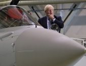 رئيس وزراء بريطانيا يزور القوات الملكية ويطلع على طائرات تايفون المقاتلة