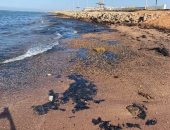 تلوث بترولى بأحد شواطئ رأس غارب شمال البحر الأحمر (صور)