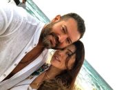 نسمات الصيف الرومانسية تجمع عمرو يوسف وكندة علوش على شاطئ البحر
