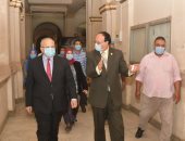 رئيس جامعة القاهرة يشيد بتقدم كلية الآداب فى برامج الساعات المعتمدة 