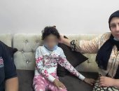 يد الرحمة تنقذ "طفلة منور قليوب" بعد ربطها بسلاسل حديدية وتعذيبها.. فيديوجراف