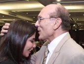 محمد صبحى يقبل رأس منى زكى.. ويعلق: مع تلميذتى