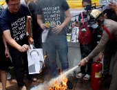 المتظاهرون يحرقون صورة رئيس الوزراء قى تايلاند واحتجاجات لإسقاط الحكومة