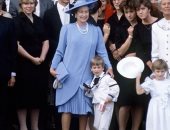 الملكة إليزابيث تجرى وراء حفيدها وليام لتعلقه بسيارة زفاف عمه قبل 34 عاما