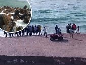 لماذا يصر المواطنون على التسلل إلى شواطئ الإسكندرية والمناطق الصخرية رغم غرق 21 حالة فى 15 يوما؟.. شاطئ الصفا شهد غرق 4 أشخاص فى آخر  حادثة.. و"السياحة" تؤكد: دوريات 24 ساعة لمنع دخول المصطافين.. صور