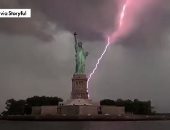 بالفيديو.. صاعقة برق تضرب تمثال الحرية بنيويورك الأمريكية