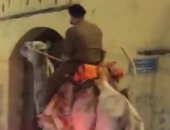 فيديو مثير للجدل فى مكة.. قصة رجل امتطى جملاً بزي عسكري وتجول بالشوارع